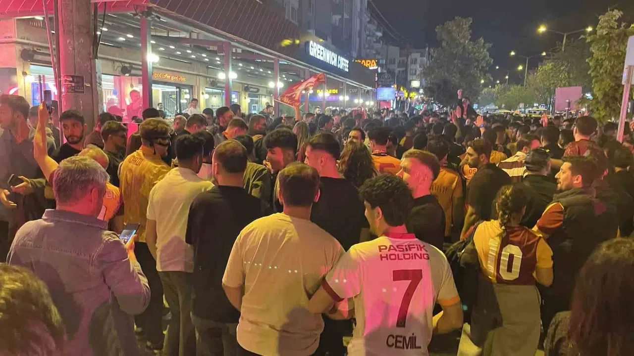 Bursa sarı-kırmızıya boyandı: 26. şampiyonluk coşkusu sokaklara taştı