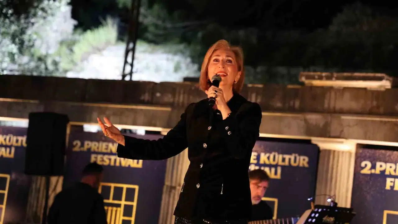 Antik taşların arasında yükselen ezgiler: Alexandra Gravas Söke’yi büyüledi