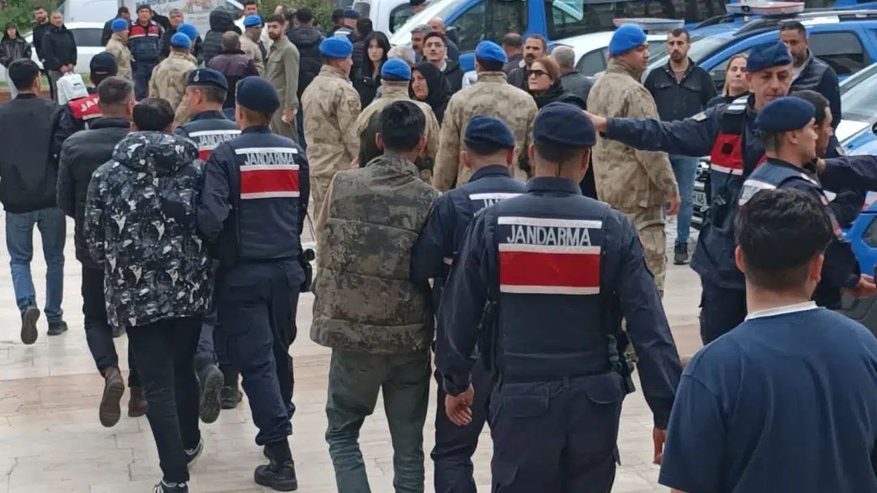 3 Milyar liralık vurgun operasyonunda sona gelindi: Adliye önünde hareketli saatler