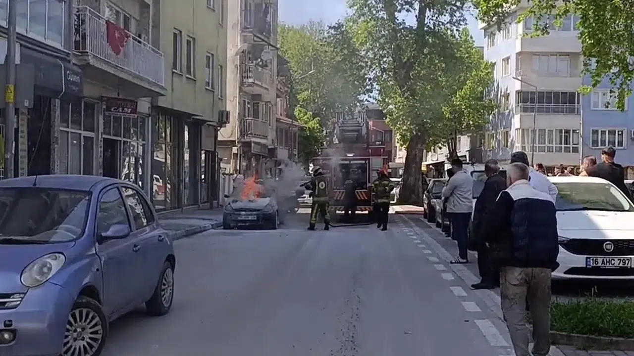 İnegöl’de korku dolu anlar: Park halindeki araç bir anda küle döndü