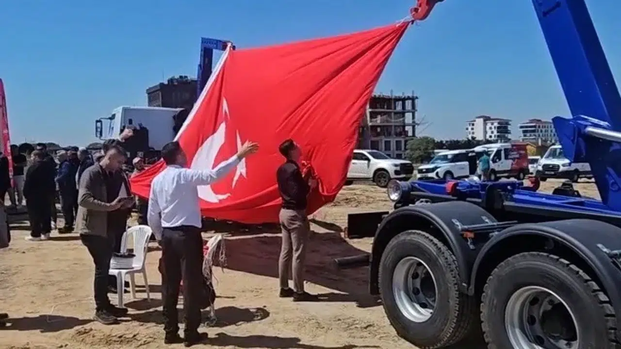 Çerkezköy’deki temel atma töreninde herkesi duygulandıran an: Bayrağa gösterilen o hassasiyet alkış topladı