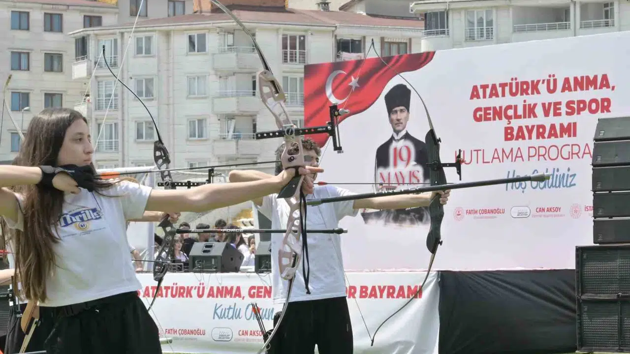 Esenyurt’ta 19 Mayıs ruhu: Gençler meydanları bayram yerine çevirdi