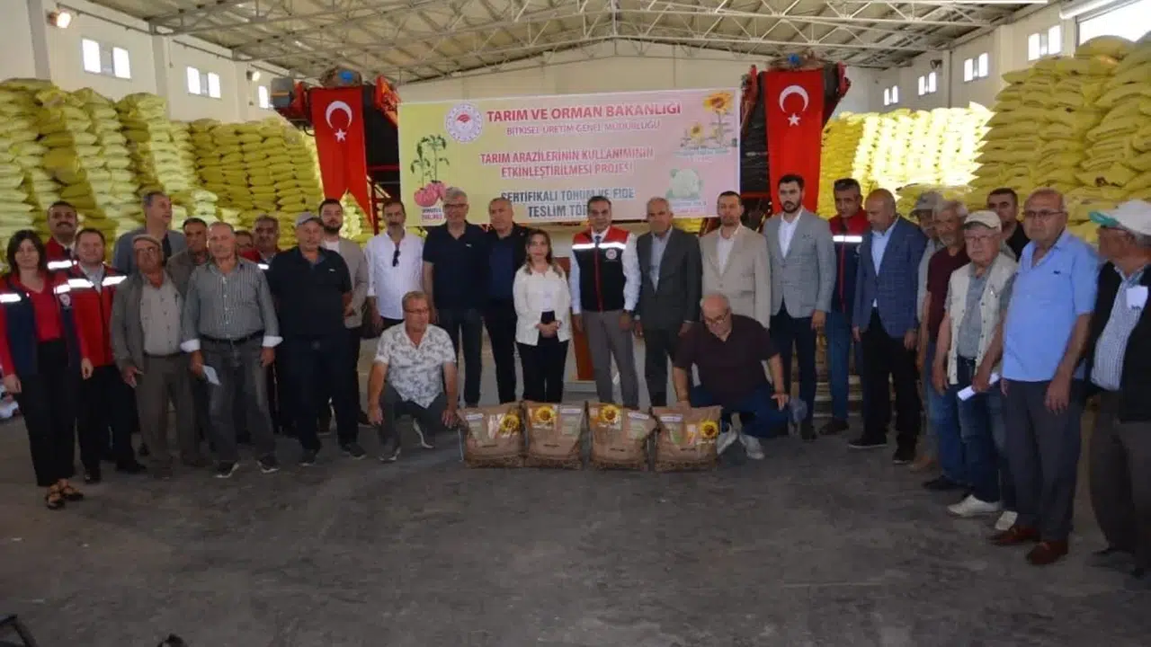 Aydınlı çiftçinin yüzü güldü: 9 tonu aşkın tohum toprakla buluşuyor