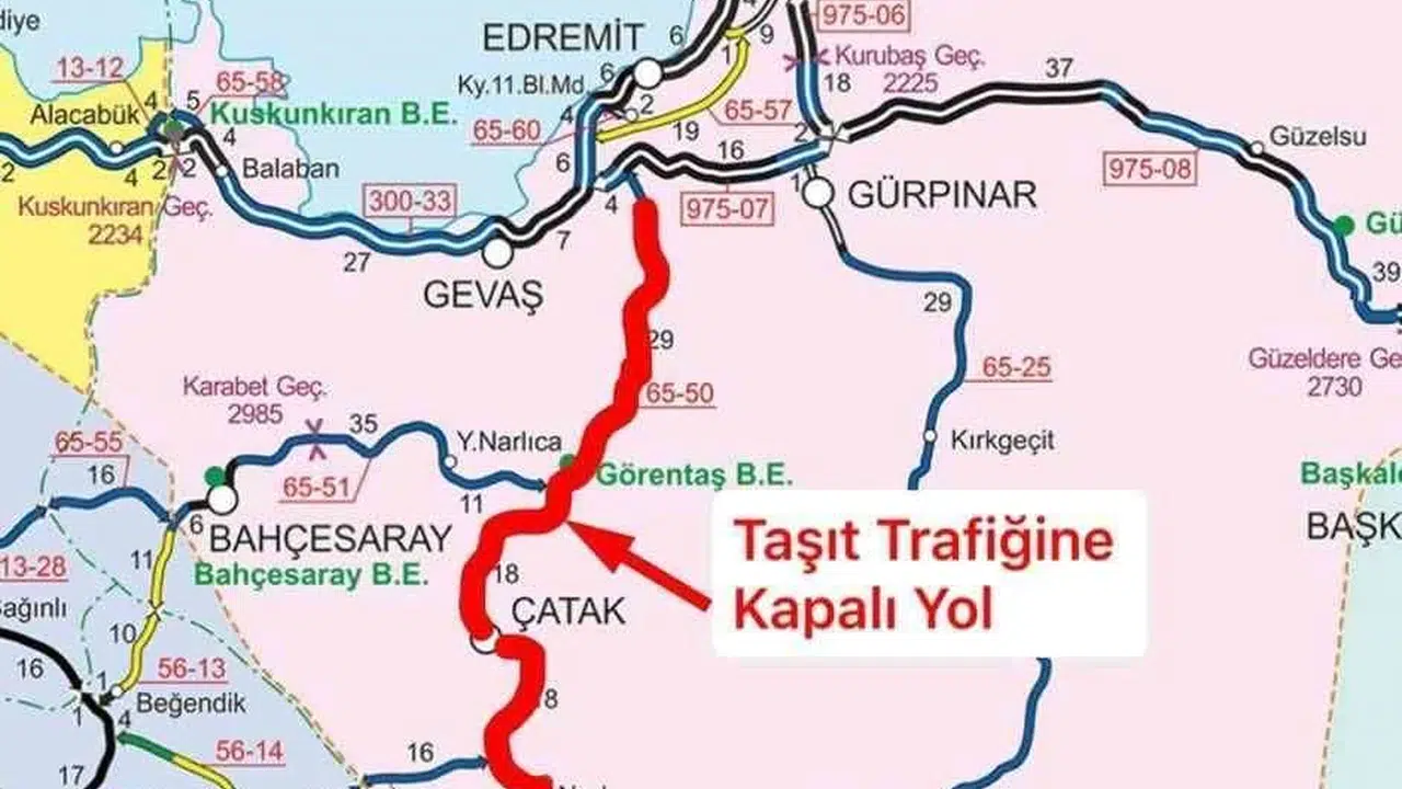 Van'da doğa ulaşımı vurdu: Çatak kara yolunda geçişler durduruldu