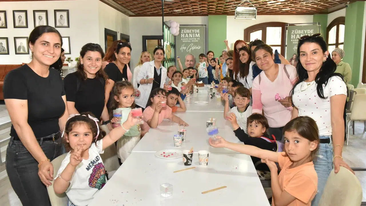 Kepez’de sanat dolu gün: Anneler ve çocuklar mum atölyesinde buluştu