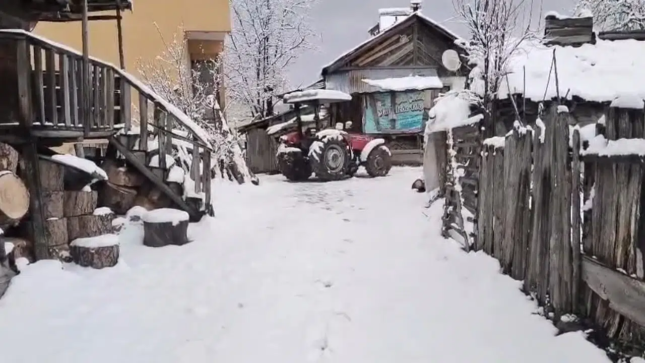 Sivas’ta bahar şaşkınlığı: Mayıs ayında lapa lapa kar yağdı