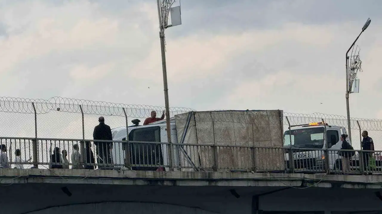 Birecik’te gökyüzü karardı, doğa öfkesini kustu: Minare yıkıldı, köprüde araçlar devrildi
