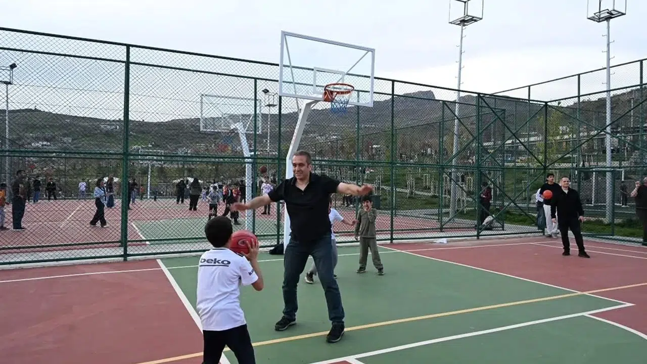 Şırnak’ta asayişin yerini neşe aldı: Polisler çocuklarla sahaya indi