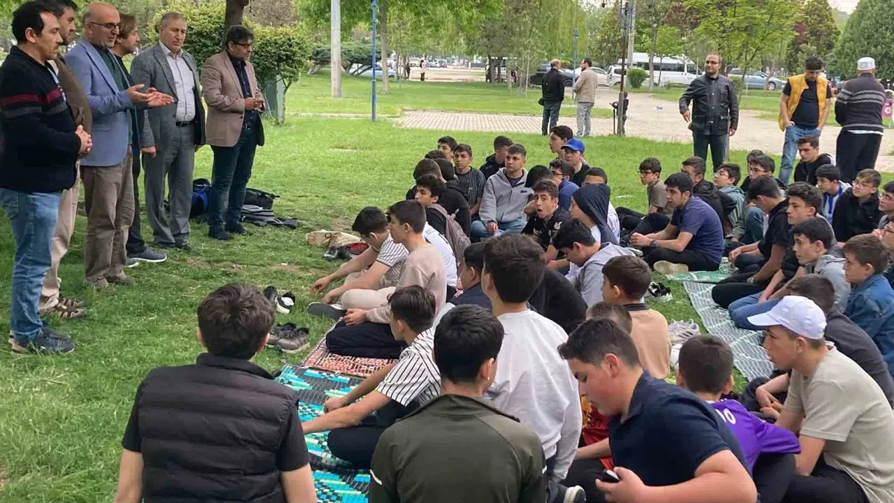 Afyon’da eğitimde moral günü: Kur’an kursu öğrencileri doğayla buluştu