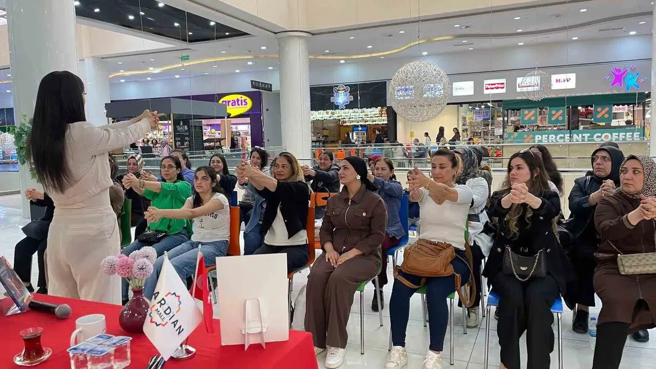 Mardin'de edebiyat rüzgarı: Elif Erdenay okurlarıyla buluştu