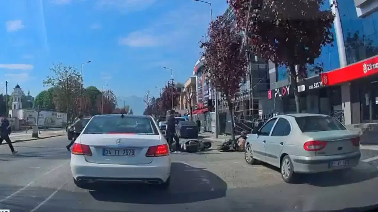 Düzce’de saniyelerle gelen mucize: Yola savrulan sürücüyü otomobilin dikkati kurtardı