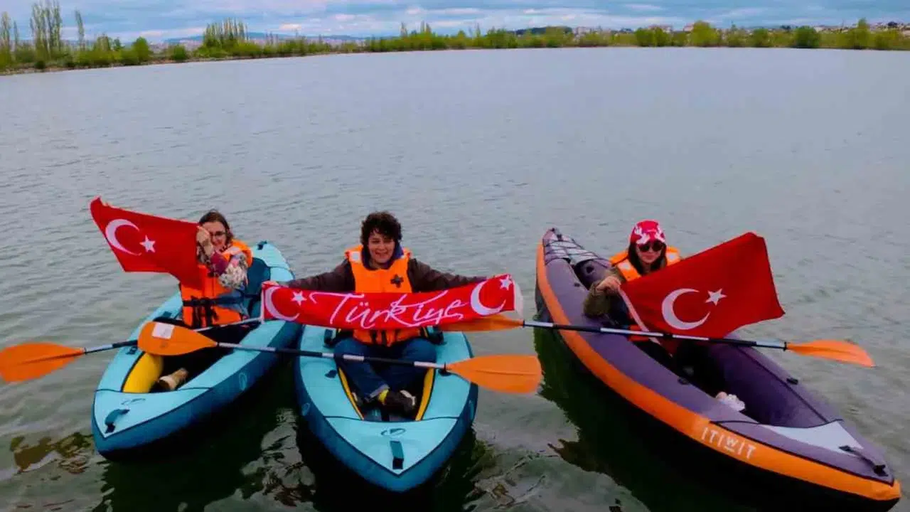 Sivas'ta 19 Mayıs heyecanı: Göletin sularında dev Türk bayrağı dalgalandı