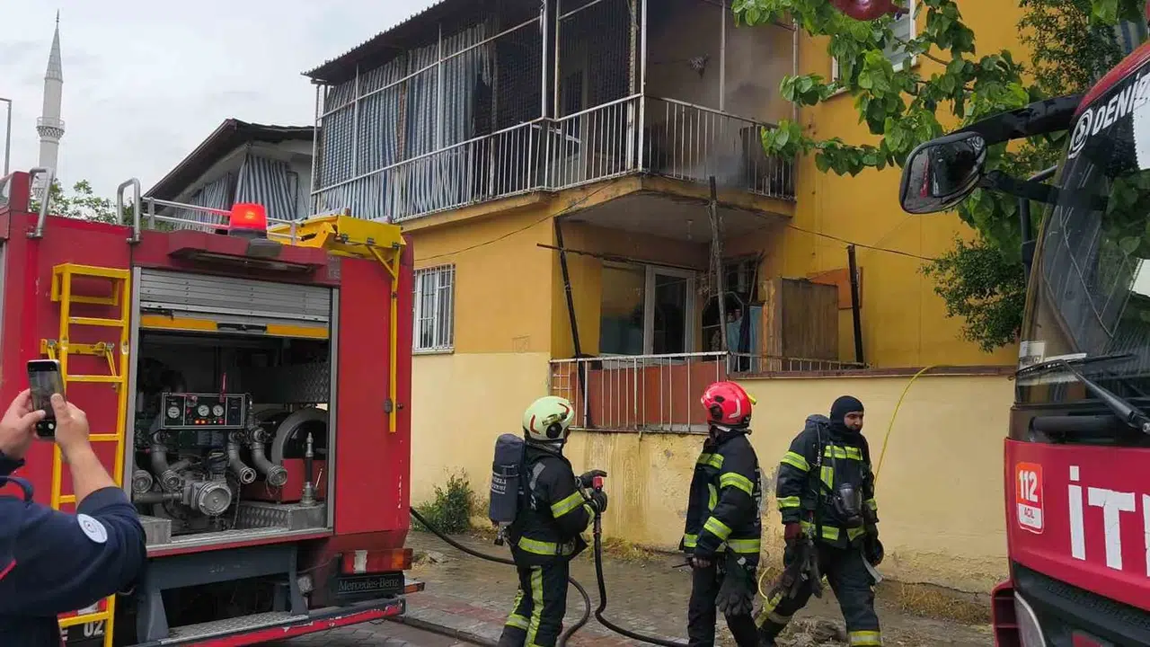 Denizli’de korku dolu anlar: Boş evdeki balkonda yükselen alevler mahalleyi sokağa döktü