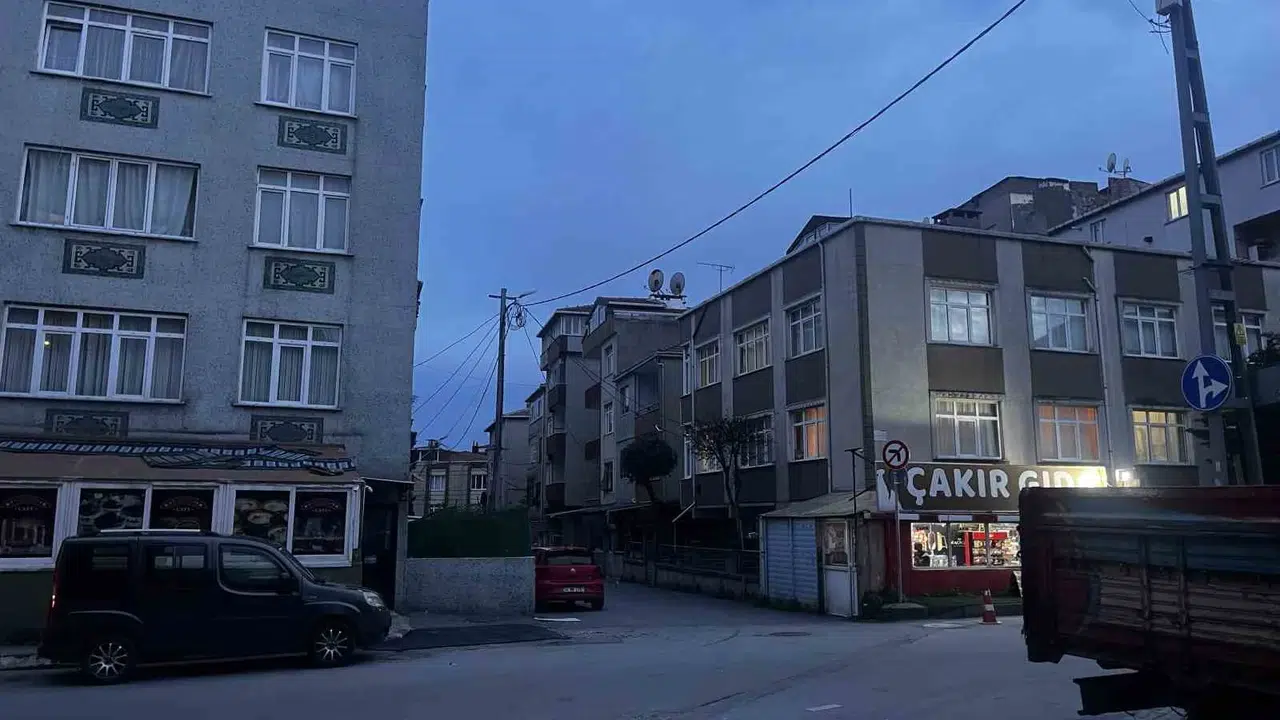 Küçükçekmece’de dehşet anları: Kahve önünde oturanlara kurşun yağdırdılar