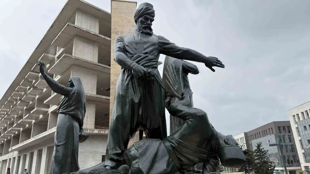 Kahramanmaraş’ın kalbi yeniden eski günlerine döndü: Atatürk ve Sütçü İmam anıtı meydandaki yerini aldı