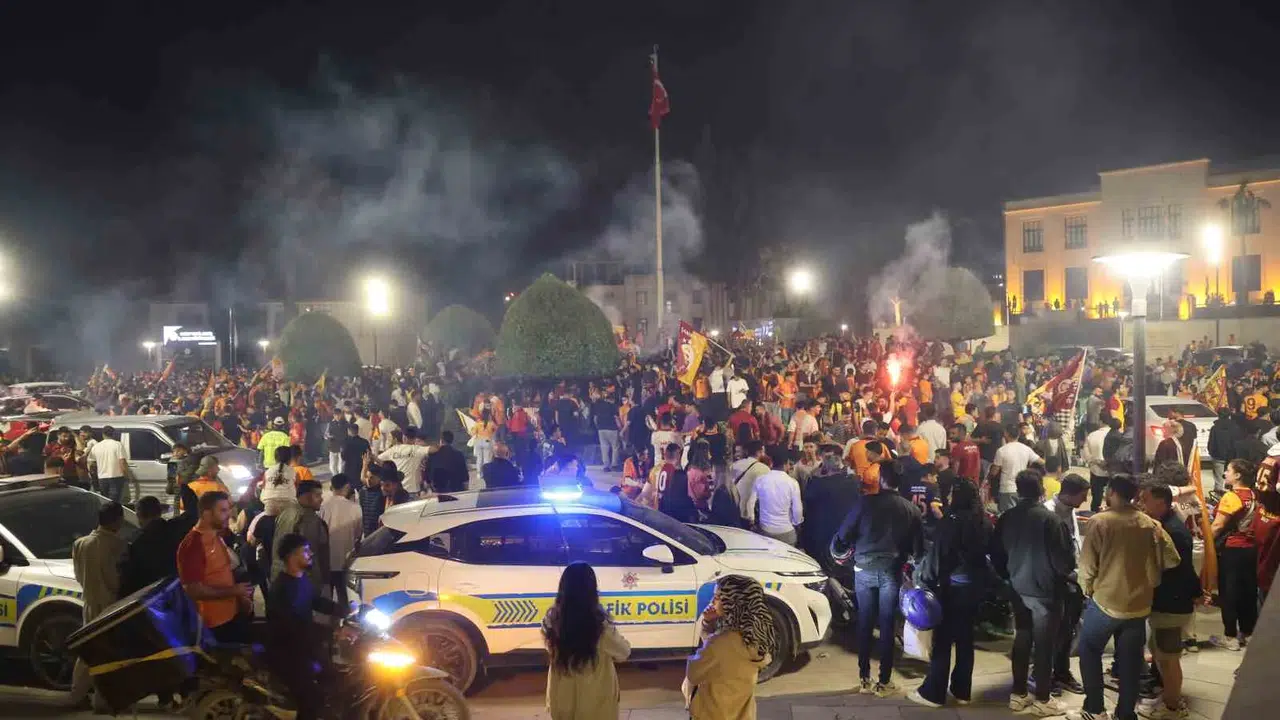 Hatay sokakları sarı-kırmızıya boyandı: Şampiyonluk coşkusu geceye damga vurdu