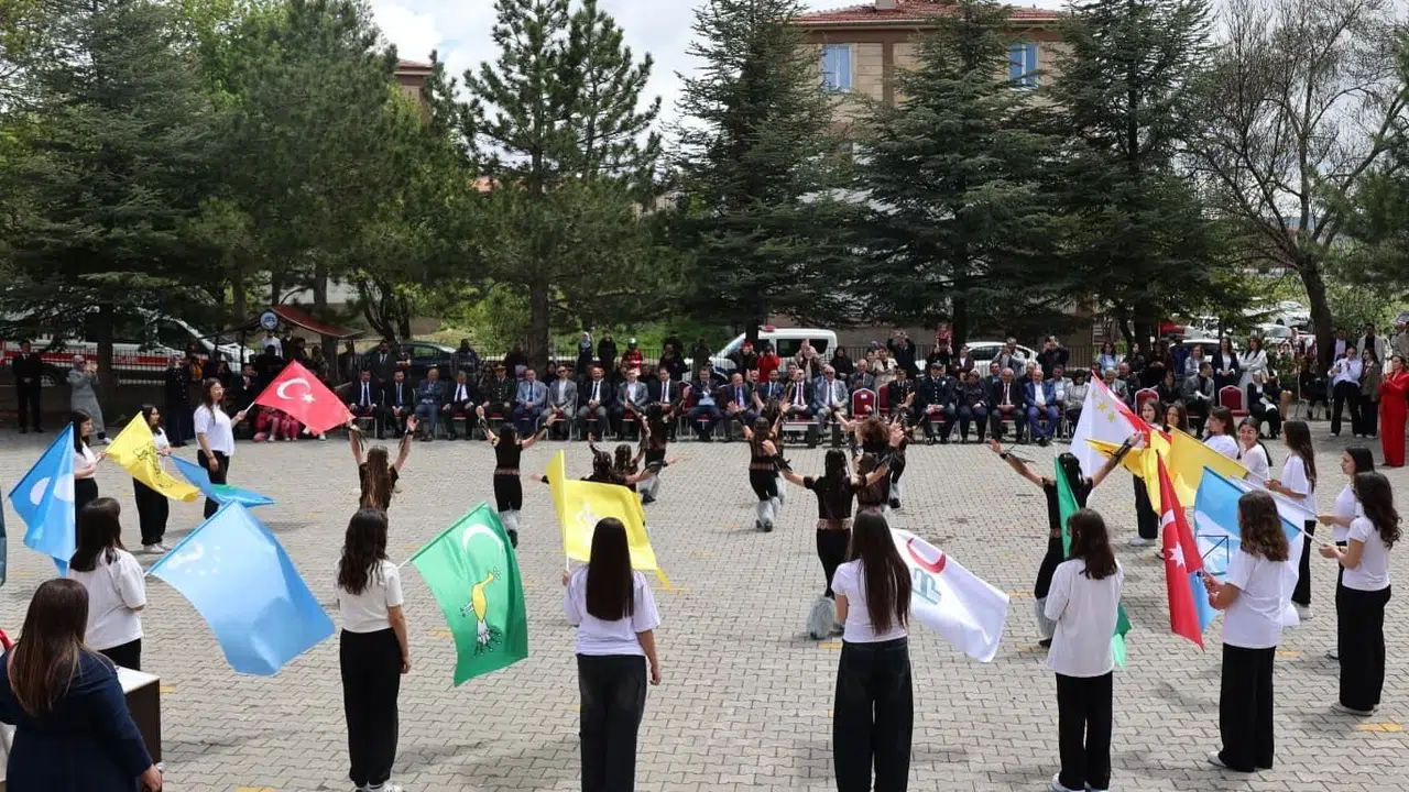 Bünyan’da Gençlik Bayramı rüzgarı: Meydanlar coşkuyla doldu taştı