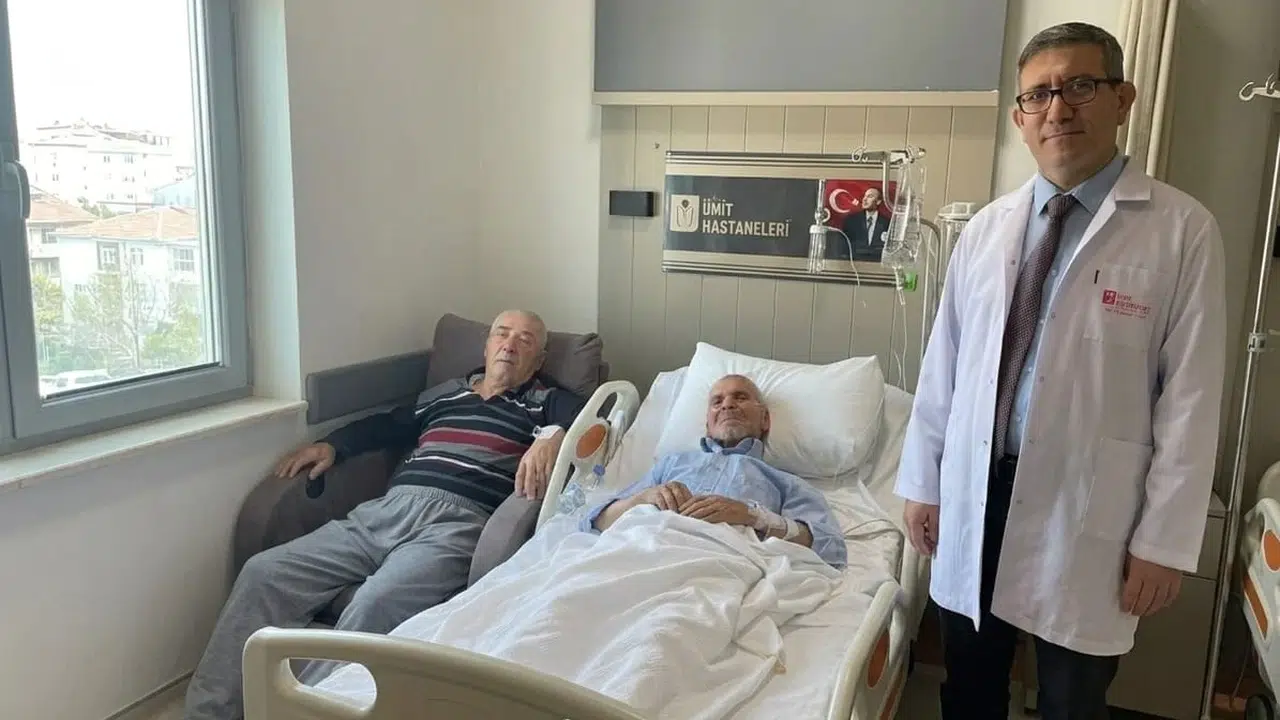 Bıçak altına yatmadan şah damarı sağlığına kavuştular: İki hastaya aynı gün başarılı operasyon