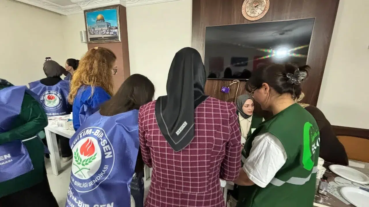 Fırçalar Kars’ta iyilik için buluştu: Yeşilay gönüllüleri sanatta birleşti