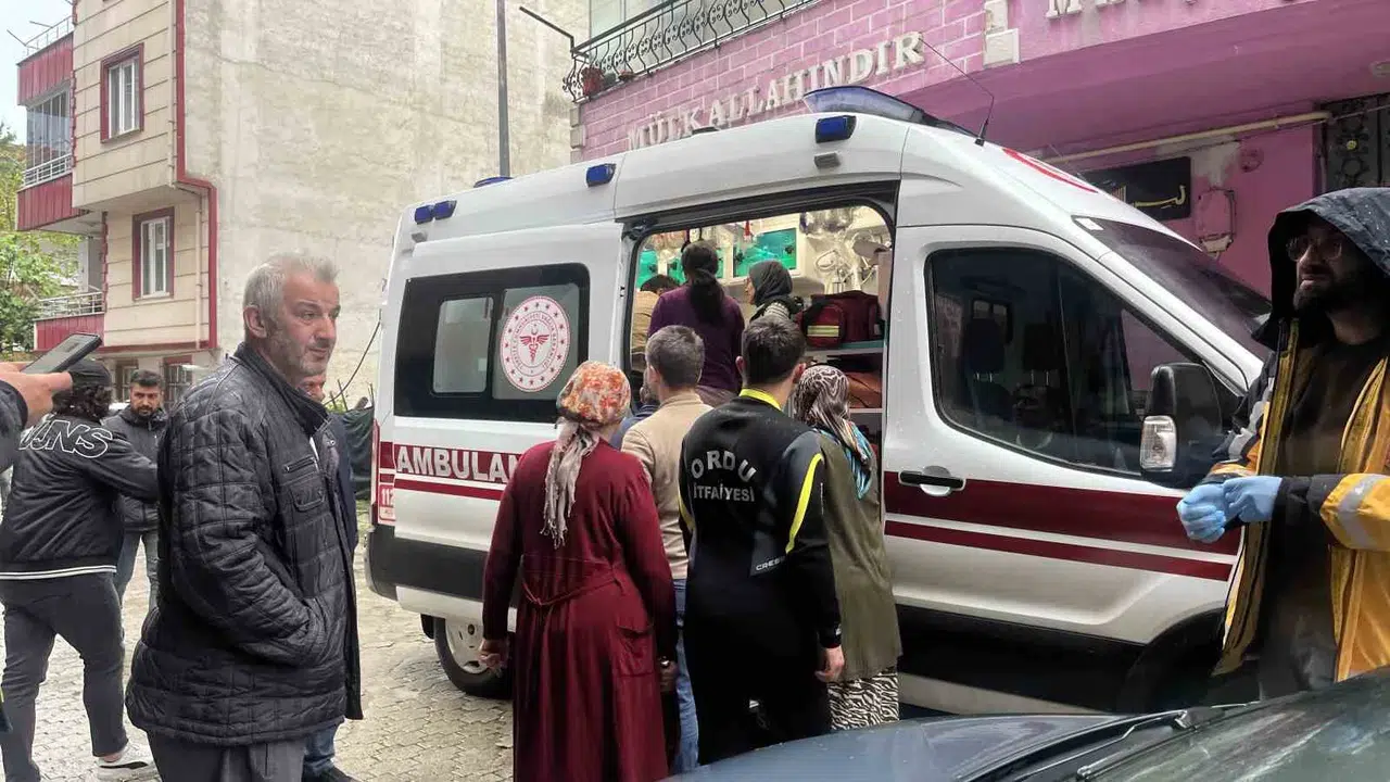 Oyuncağı için canını hiçe saydı: Dereye düşen minik öğrenciyi vatandaşlar kurtardı