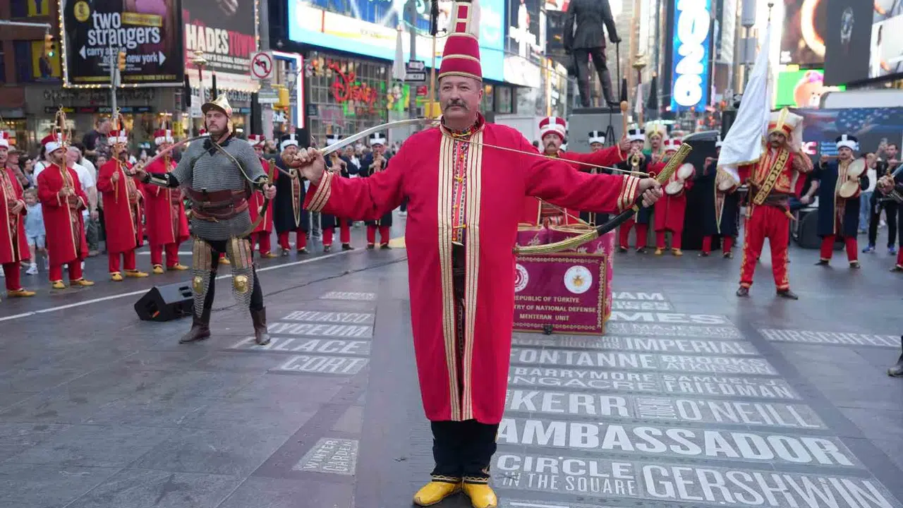 Dünyanın kalbi Times Meydanı’nda Osmanlı rüzgarı: Mehteran takımı New York’u coşturdu