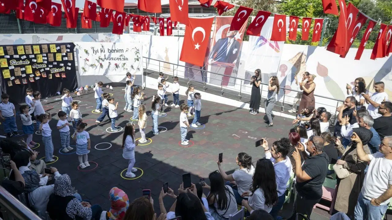 Mersin’de Anneler Günü coşkusu: Miniklerden annelerine en özel hediye