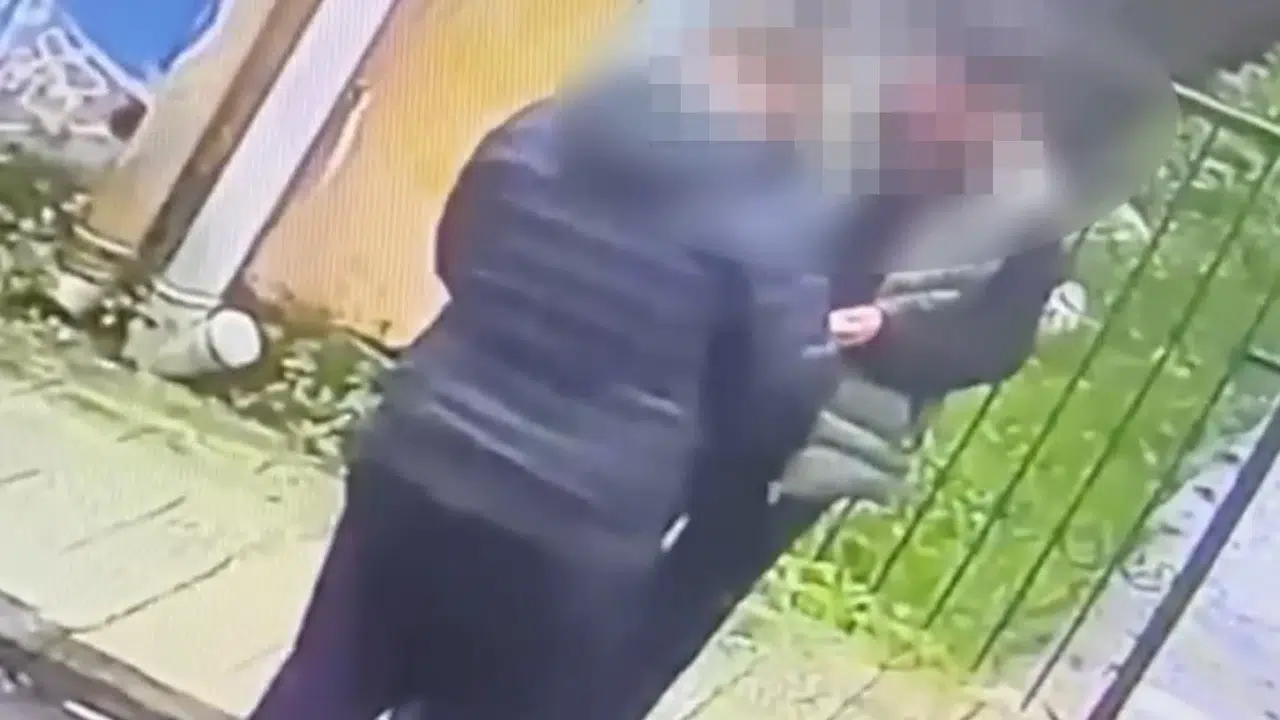 Güvenlik kamerasını hiçe saydı: Sokak ortasındaki zehir ticaretine polis baskını