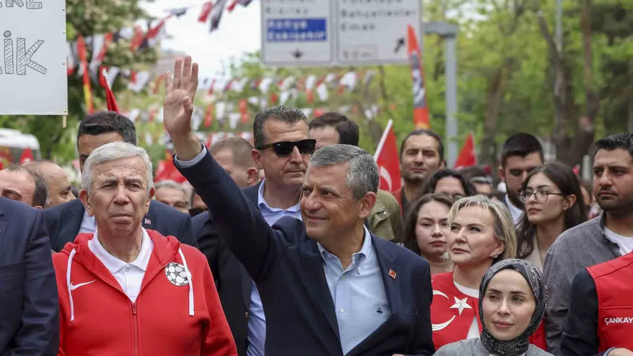 Özgür Özel’den gençlere çağrı: Siyasetin yaşını düşürüp emaneti gerçek sahiplerine bırakacağız