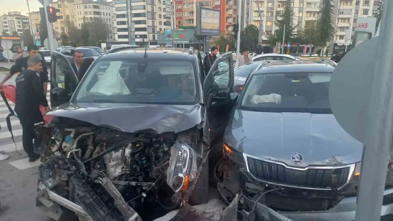 Elazığ trafiğinde korku dolu anlar: Kavşakta üç araç birbirine girdi