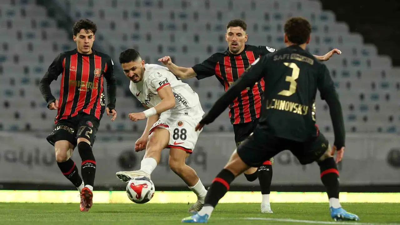 Karagümrük Olimpiyat'ta avantajı kaptı: Tiago Çukur sahneye çıktı