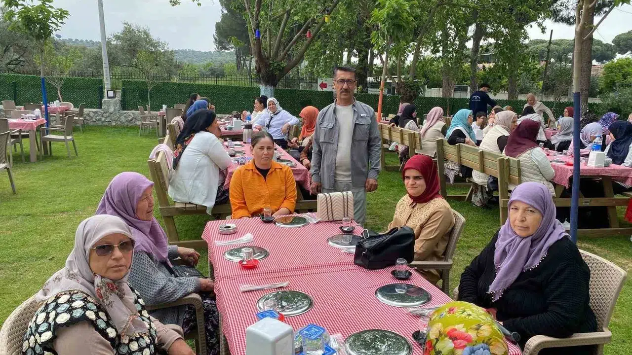 Meşeli’de Anneler Günü coşkusu: Muhtar Yavuz mahalleli kadınları unutmadı
