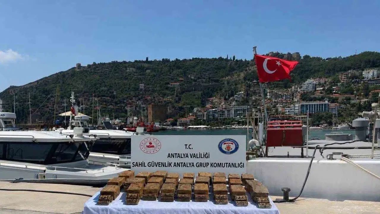 Alanya sahilinde milyonluk vurgun: Dalgalar kıyıya servet taşıdı