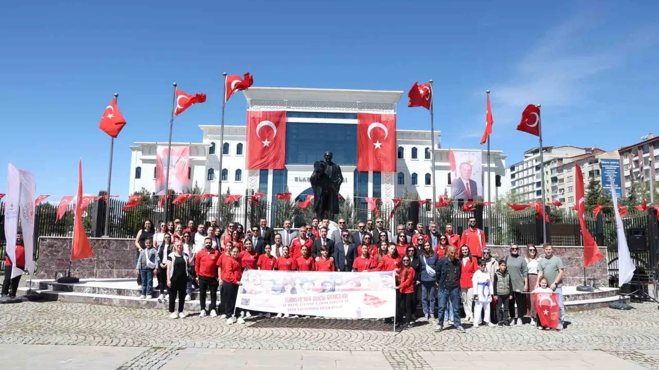 Elazığ 19 Mayıs coşkusuna uyandı: Gençlik bayramı törenlerle selamlandı