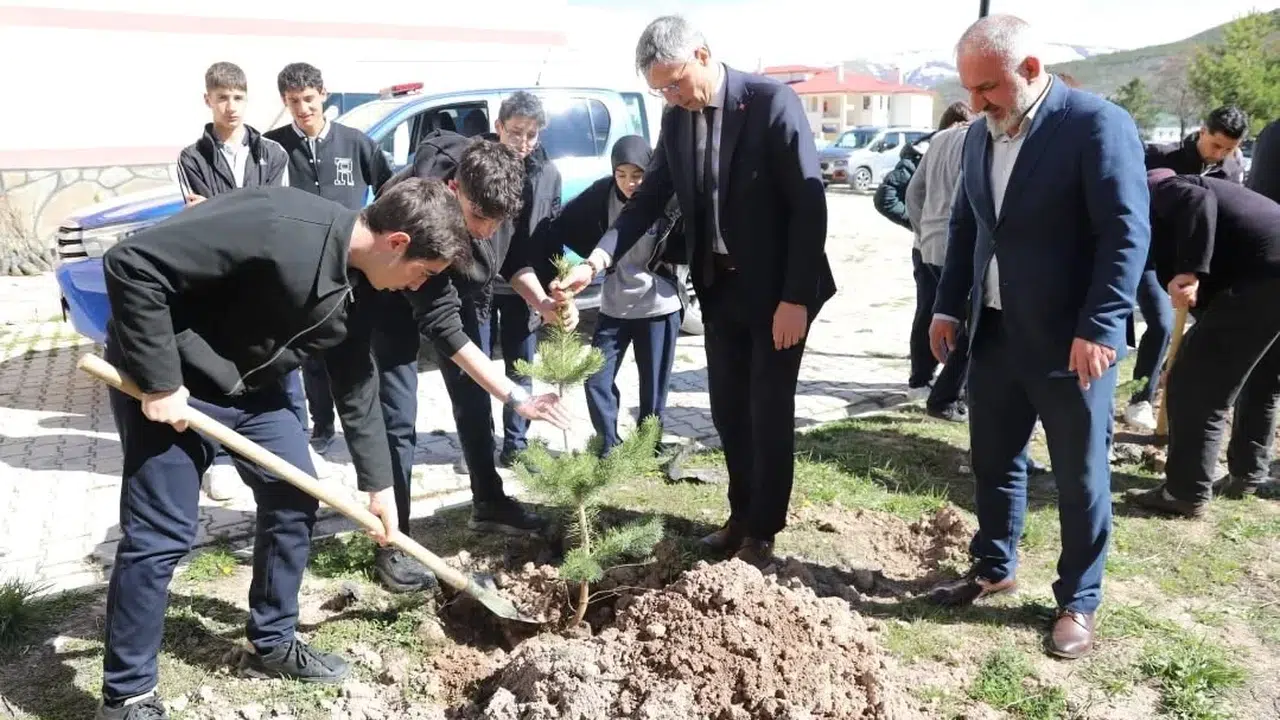 Bayburt’ta gençlerden yeşil seferberlik: Geleceğe nefes oldular