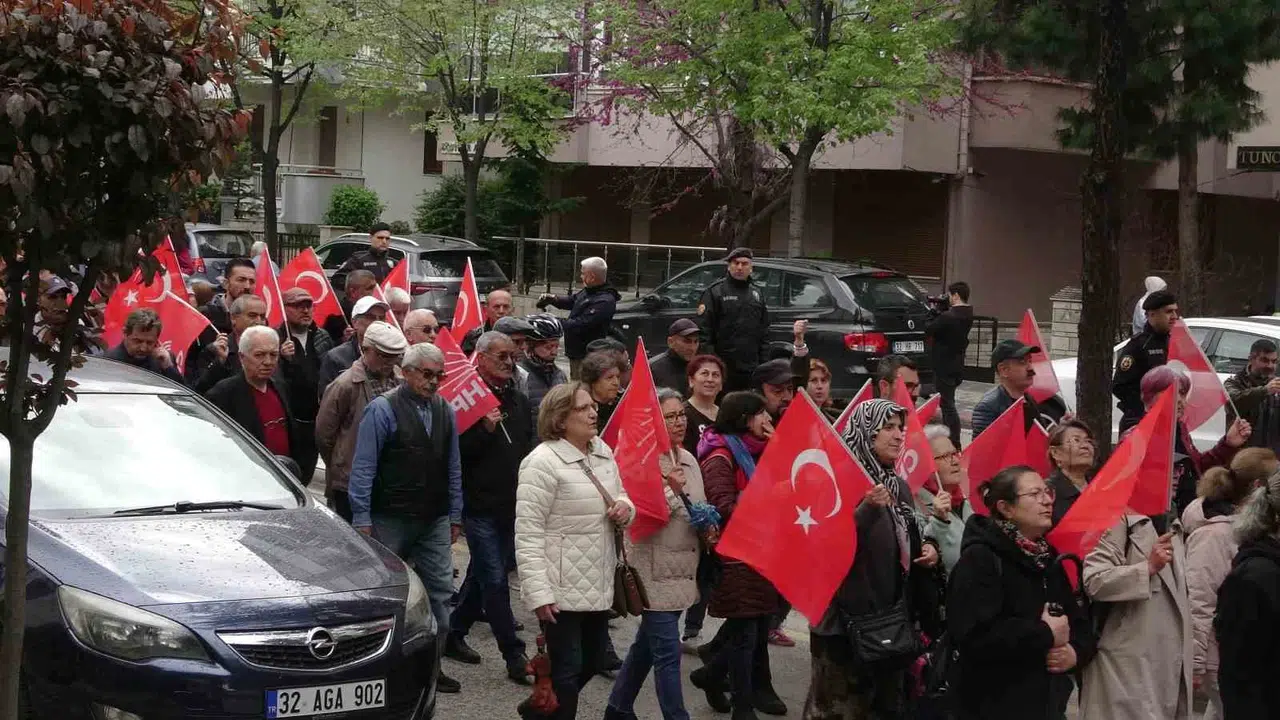 Isparta meydanlarında 1 Mayıs coşkusu: Emekçiler taleplerini halaylarla haykırdı
