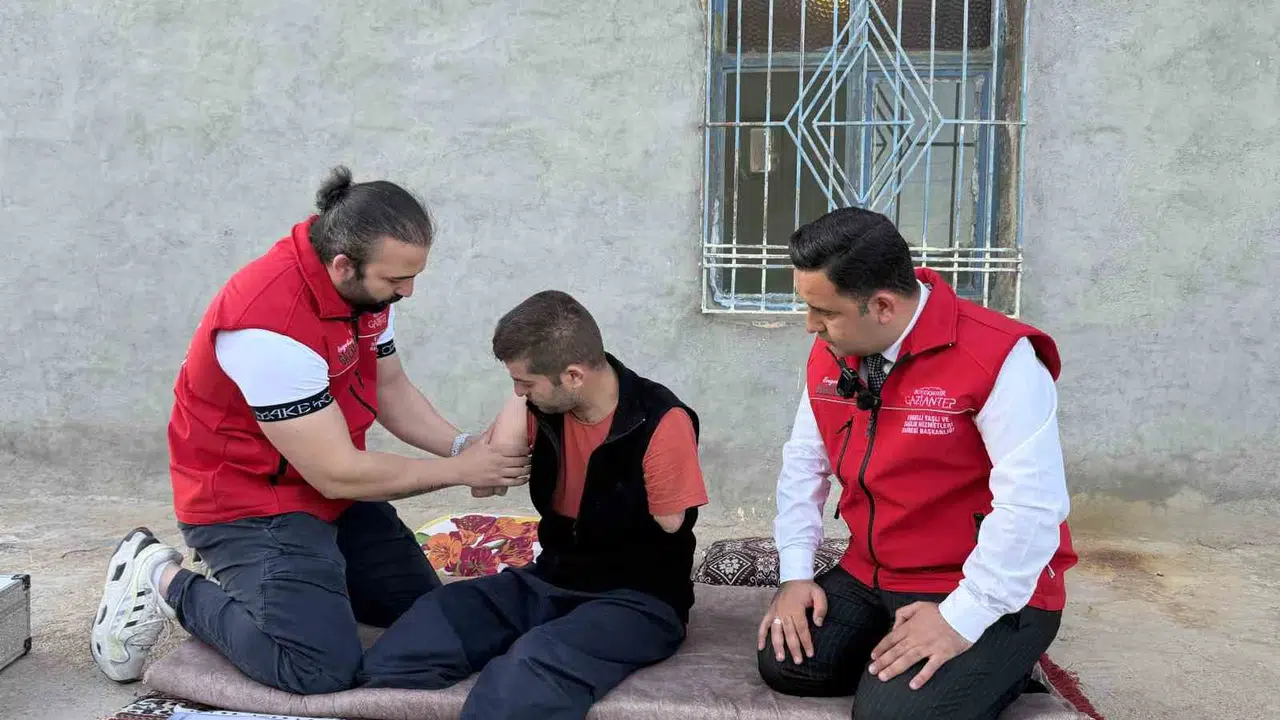 12 yaşındaki Ecrin’in fedakarlığı dünyaya duyurdu: 4 uzvunu kaybeden baba için umut ışığı yandı