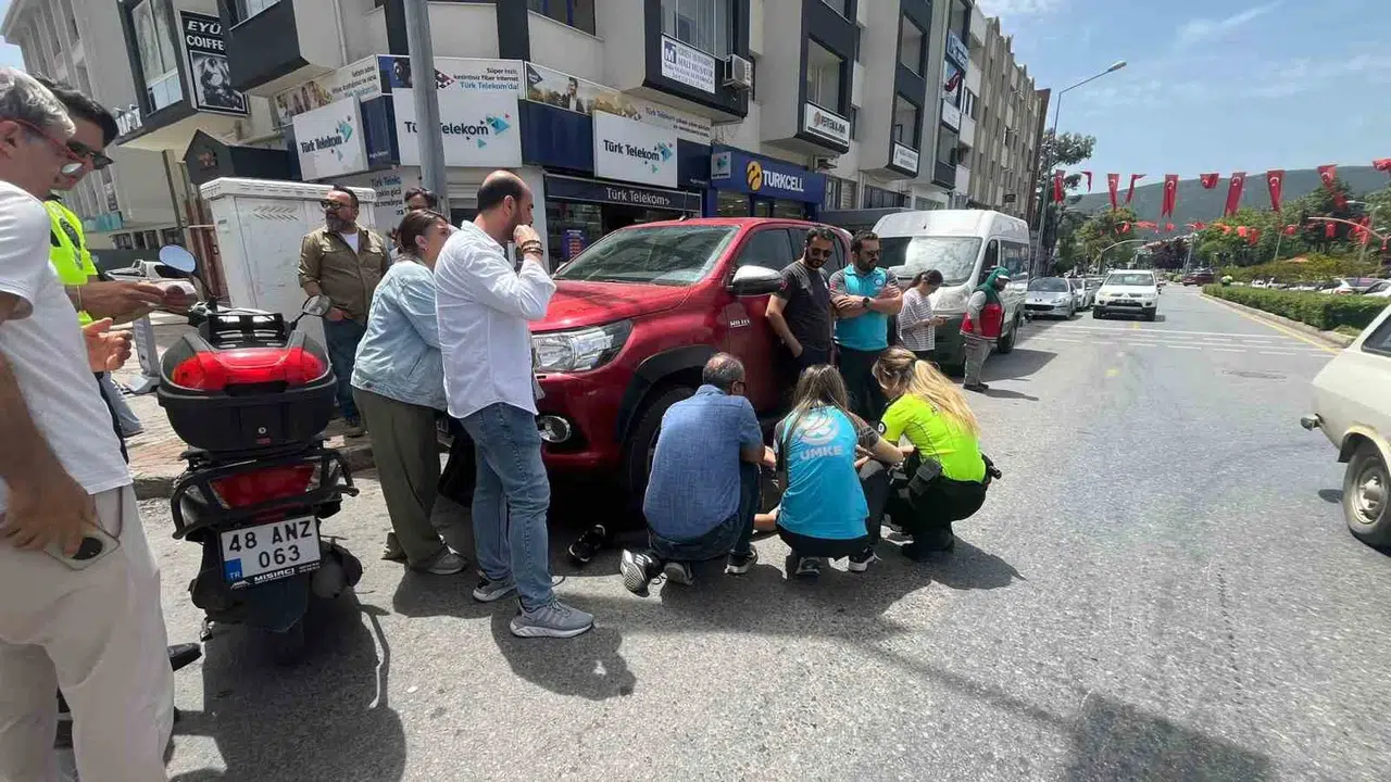 Menteşe'de yürekleri ağza getiren kaza: Motosikletli sürücü yola savruldu