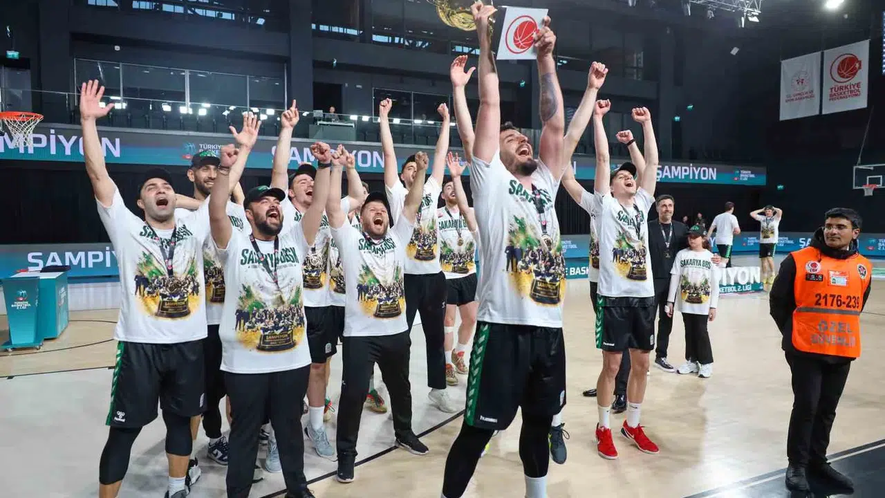 Sakarya’nın basketbolda büyük gururu: Şampiyonluk kupasıyla 1. Lig’e yükseldiler