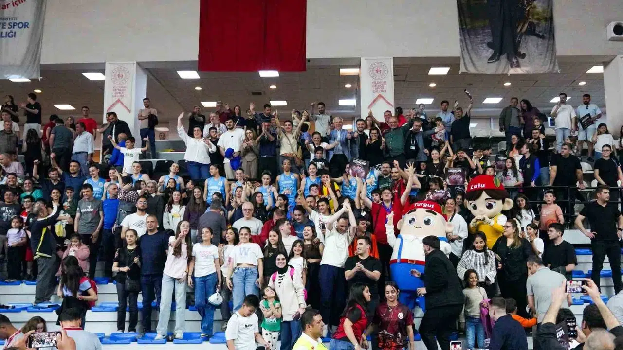 Turgutlu’da tarihi gece: Sultanlar final serisine galibiyetle başladı