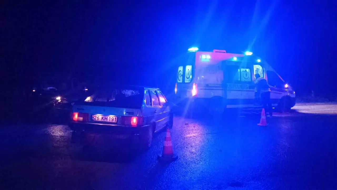 Pazaryeri yolunda gece yarısı dehşeti: İki araç çarpıştı, ortalık savaş alanına döndü