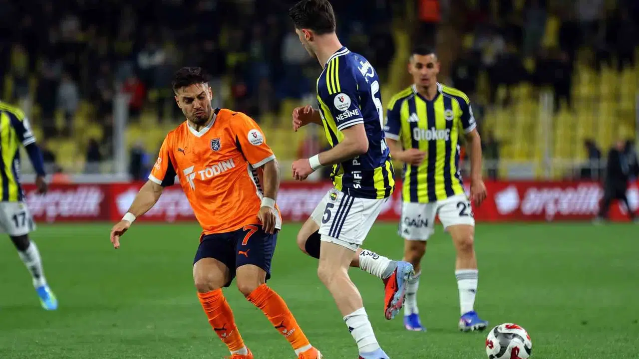 Kadıköy’de nefes kesen düello: Fenerbahçe ve Başakşehir ilk yarıyı eşitlikle noktaladı