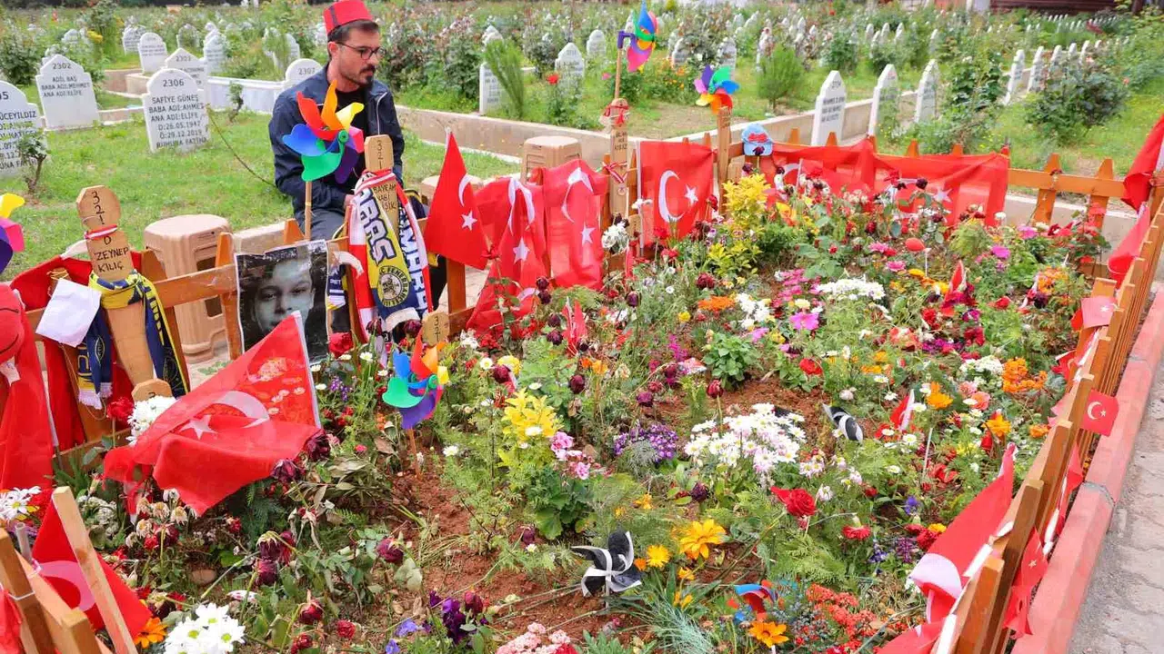 Okul saldırısında hayatını kaybeden çocuklar unutulmadı: Türkiye’nin dört bir yanından akın ediyorlar