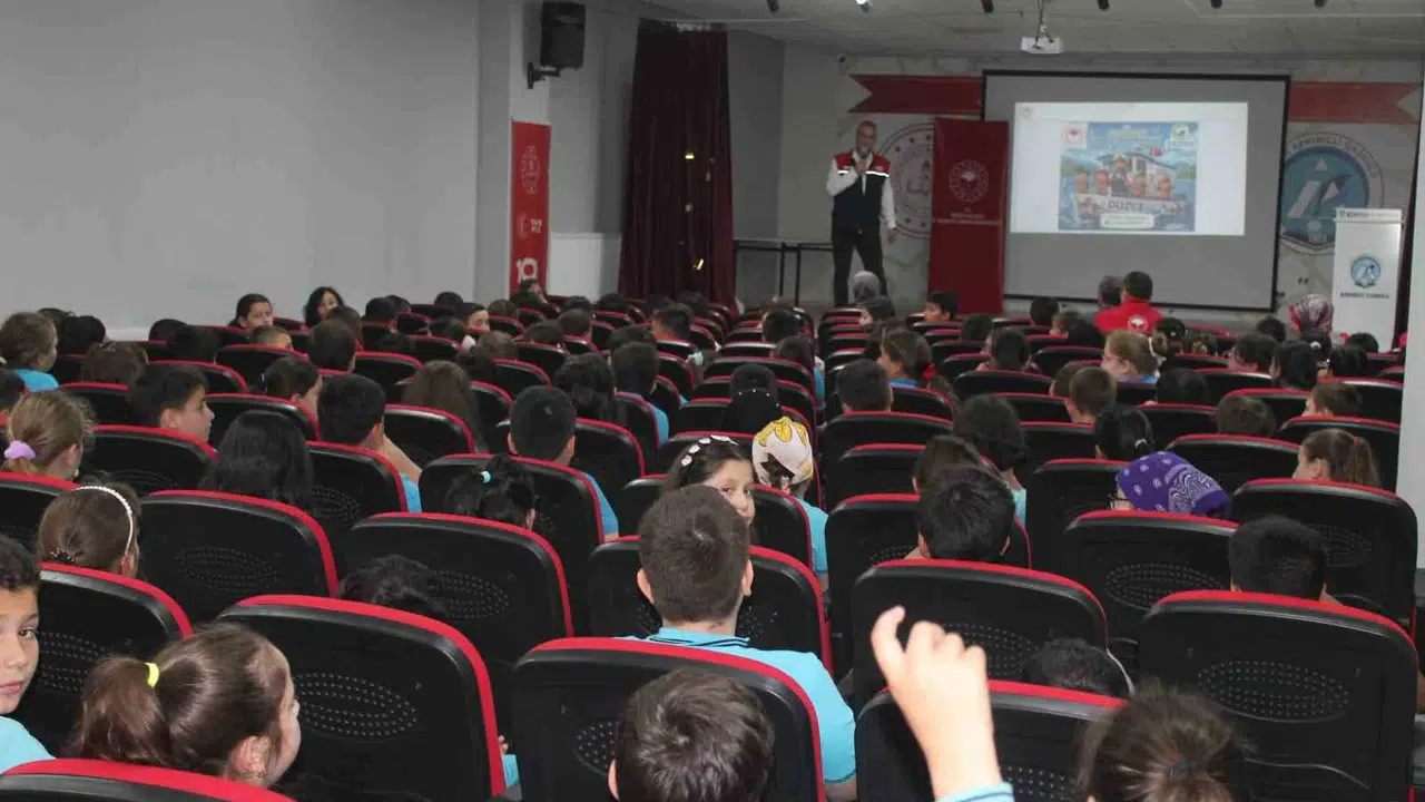 Geleceğin nesillerine denizleri sevdirdiler: Minik öğrencilere balık-ekmekli ders