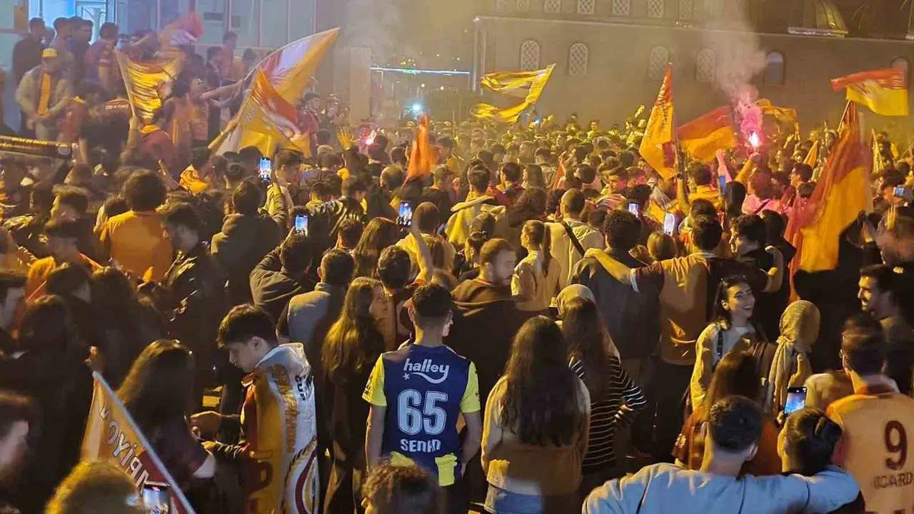 Rekabeti bir kenara bıraktılar: Safranbolu'da şampiyonluk kutlamasında ezeli rakipler omuz omuza