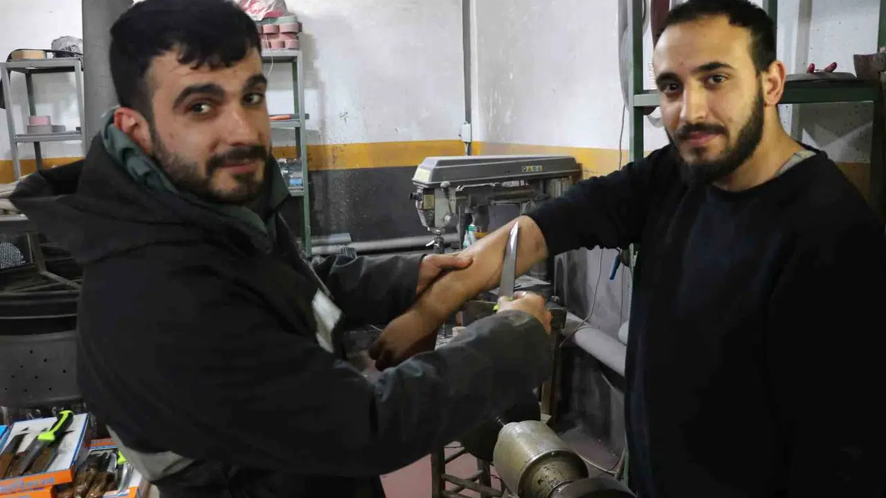 Sivas bıçağına jilet rakip olamaz: Kol kıllarını tek hamlede kesti
