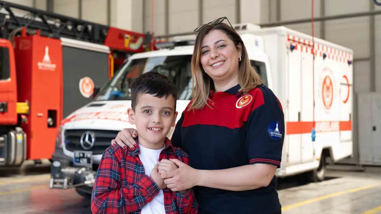 İtfaiyeci annenin çifte mesaisi: Sokakta hayat kurtarıyor, evde mucizeyi büyütüyor