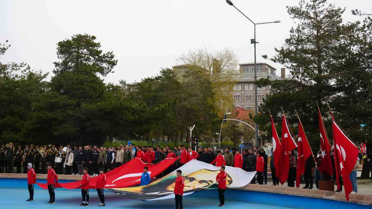 Dadaş şehri yağmura aldırış etmedi: 19 Mayıs coşkusu meydanlara taştı