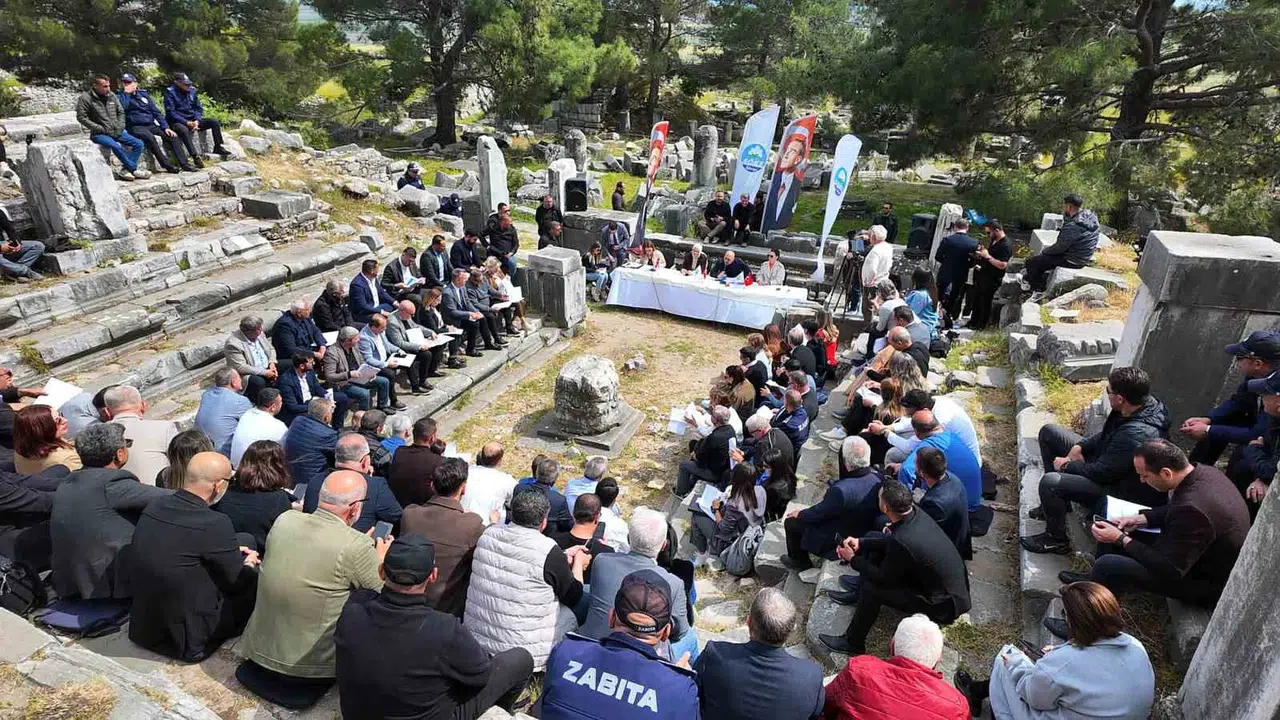Söke’de tarihi buluşma: Meclis üyeleri antik kentin yönetim merkezinde toplandı