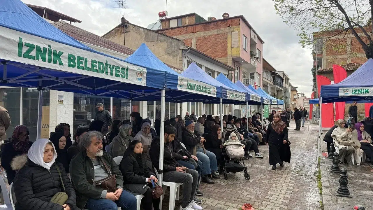 Altı asır sonra bile gönülleri birleştiriyor: Eşrefoğlu Rumi İznik’te dualarla anıldı