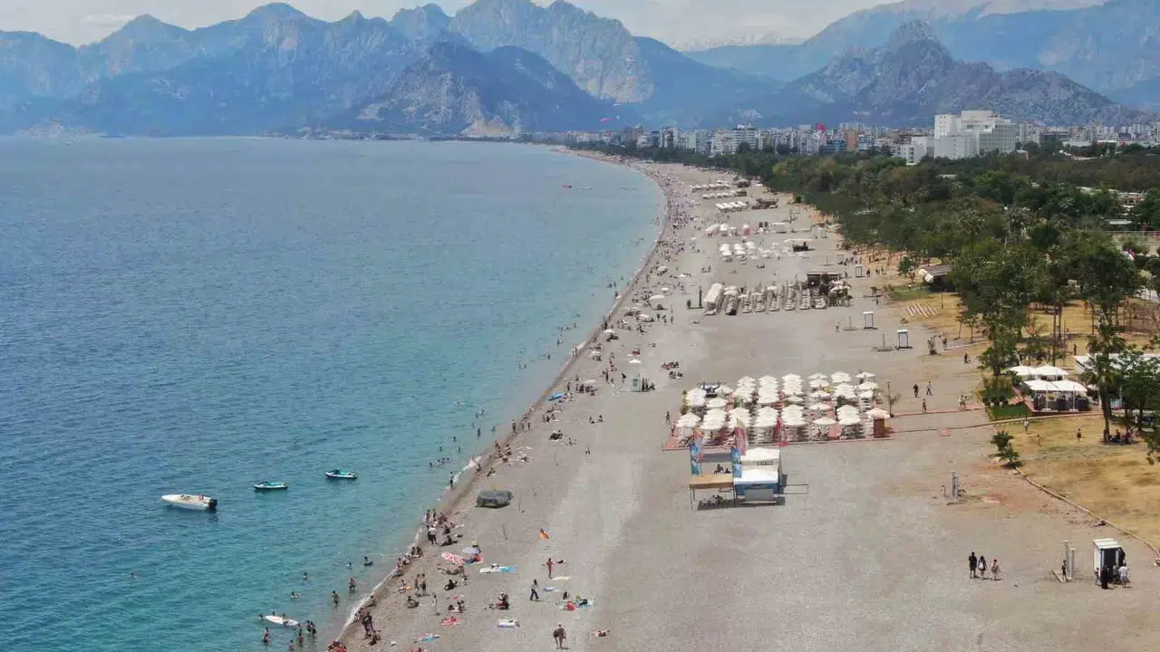 Antalya'da 19 Mayıs Coşkusu: Konyaaltı Sahili'nde Bayram Şöleni